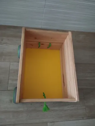 Carrello in legno per riporre i giocattoli