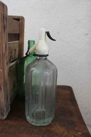 Sifón antiguo de vidrio con tapón