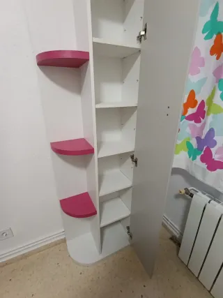 Estantería esquinera.