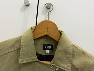 Chaqueta verde ante entretiempo