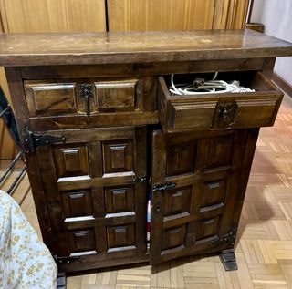 Taquillón clásico de madera viejo