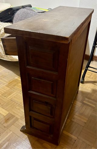 Taquillón clásico de madera viejo