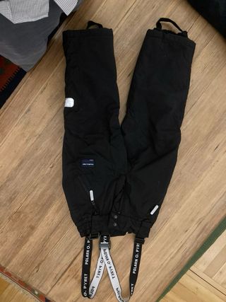 Esqui niño. Botas, pantalon, gafas, casco, guantes