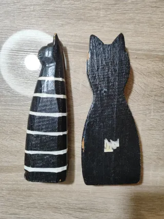 Figuras de gatos de madera