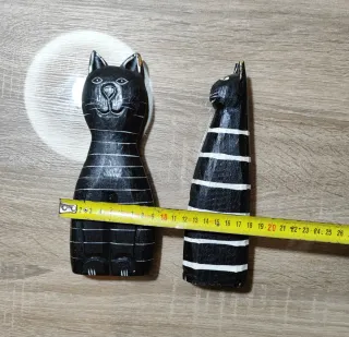 Figuras de gatos de madera