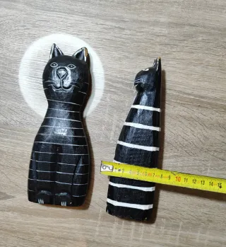 Figuras de gatos de madera