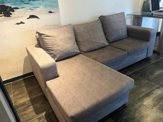 Sofá modular gris con chaise longue