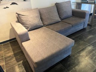 Sofá modular gris con chaise longue