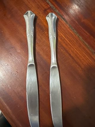 Juego de 2 cuchillos de mesa plateados