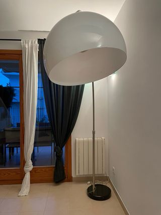 Lámpara de pie plateada y blanca