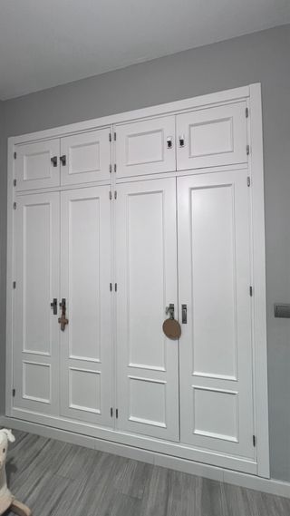 Puerta de ropero de madera