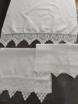 Toallas de hilo bordadas con puntilla crochet