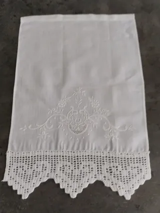 Toallas de hilo bordadas con puntilla crochet