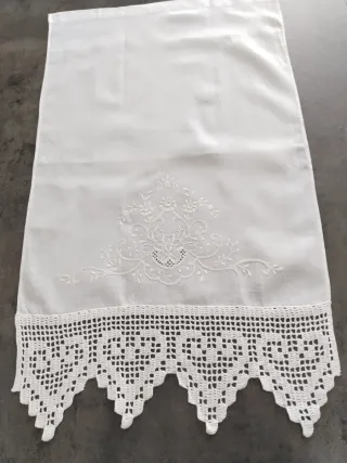 Toallas de hilo bordadas con puntilla crochet