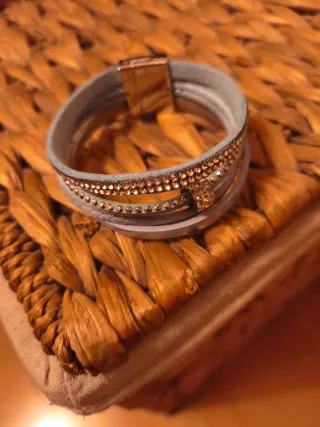 Pulsera azul y plateada.