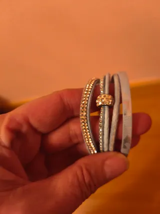 Pulsera azul y plateada.