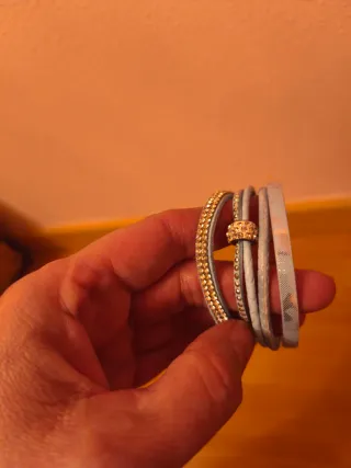 Pulsera azul y plateada.