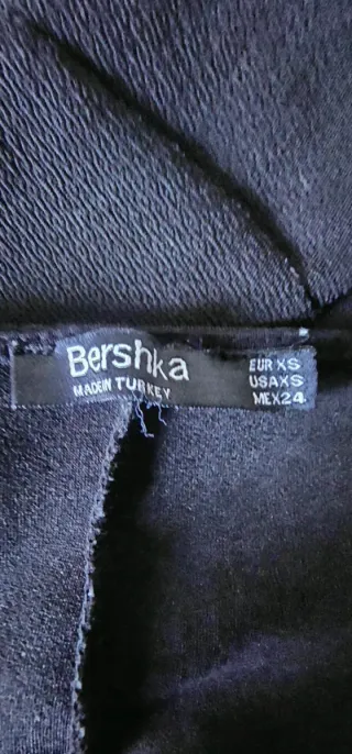 Vestido negro manga acampanada