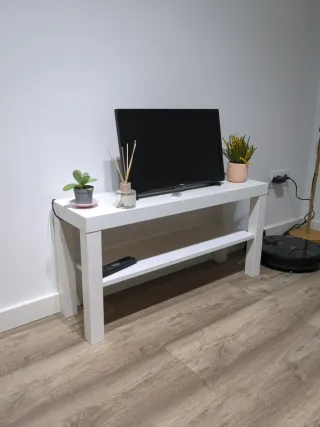 Mesa pequeña auxiliar TV Ikea Blanca