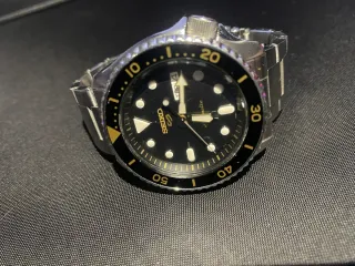 Reloj Seiko5 Sports Negro y dorado SRPD57K1.