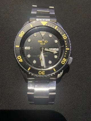 Reloj Seiko5 Sports Negro y dorado SRPD57K1.