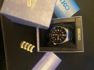 Reloj Seiko5 Sports Negro y dorado SRPD57K1.