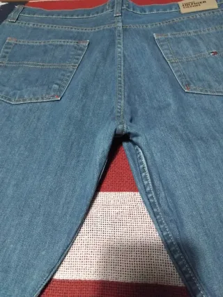Vaqueros caballero azules Tommy Hilfiger  18 €