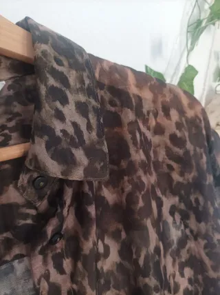 Camisa semitransparente animal print