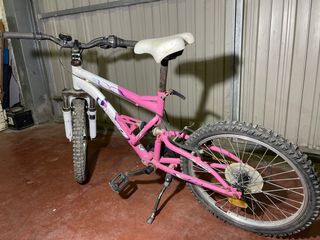 Bicicleta infantil rosa y blanca