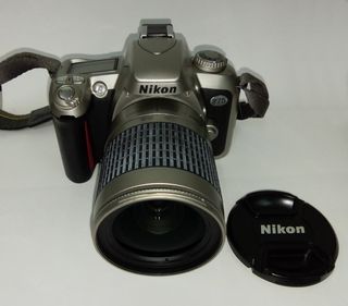 Nikon F75 con obiettivo 28-100mm