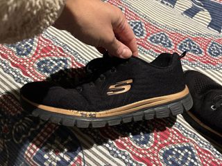 Zapatillas Skechers Negras y Doradas