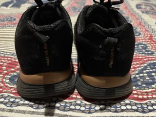 Zapatillas Skechers Negras y Doradas