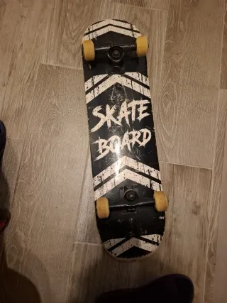 Skate negro diseño blanco