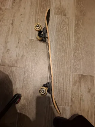 Skate negro diseño blanco