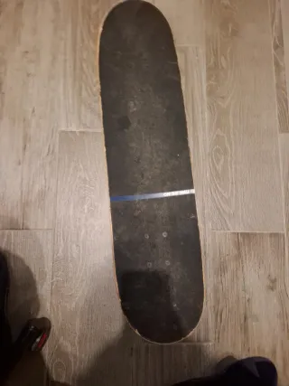 Skate negro diseño blanco