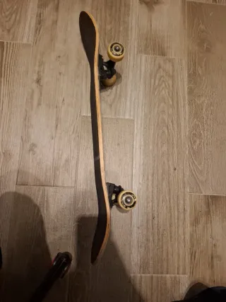 Skate negro diseño blanco