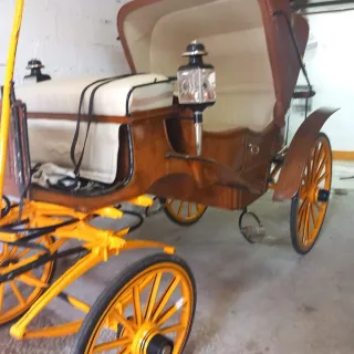 Coche de caballos de madera