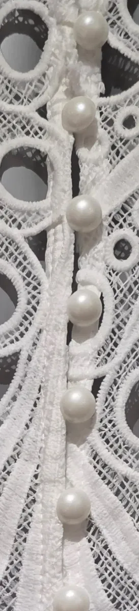 Blusa de encaje con botones nacarados