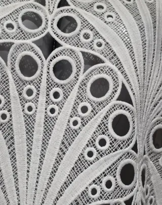 Blusa de encaje con botones nacarados