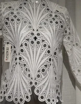 Blusa de encaje con botones nacarados