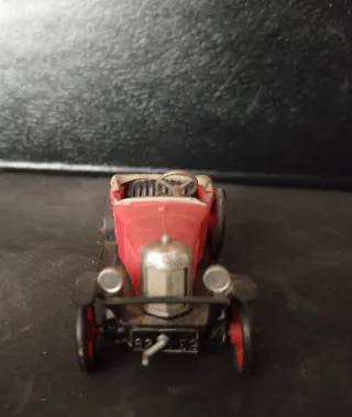 Coche antiguo a escala rojo Citroen.