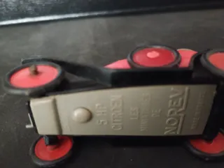 Coche antiguo a escala rojo Citroen.