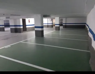 Alquilo plaza de garaje para coche grande.