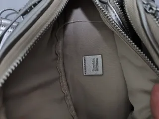 Riñonera plateada con cadena