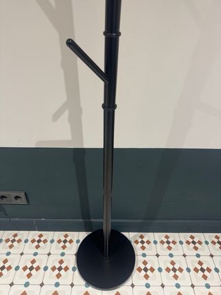 Perchero de pie negro metálico