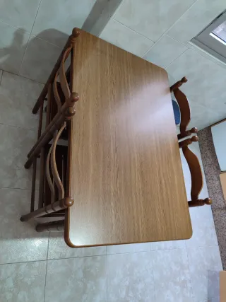 Mesa de cocina extensible y 4 sillas de madera
