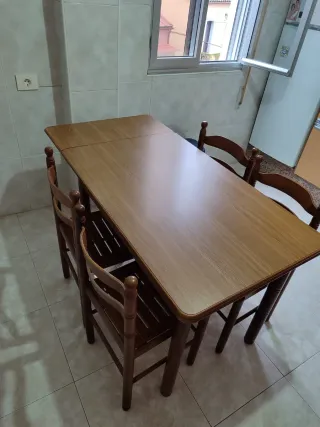 Mesa de cocina extensible y 4 sillas de madera
