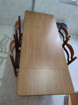 Mesa de cocina extensible y 4 sillas de madera