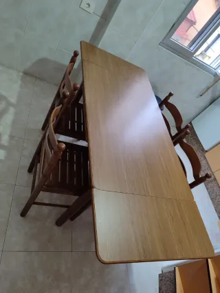 Mesa de cocina extensible y 4 sillas de madera