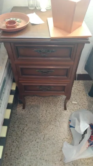 Cajonera antigua pequeña de madera